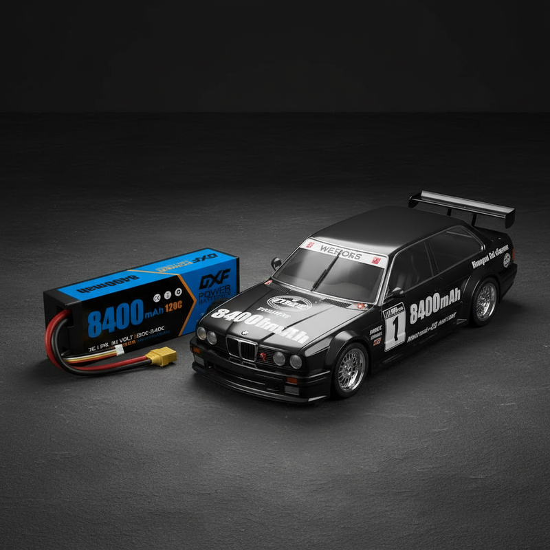 深色板岩背景与经典房车