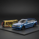 深色板岩背景与经典房车