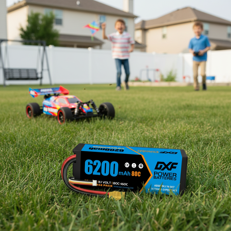 草坪上的RC玩具车